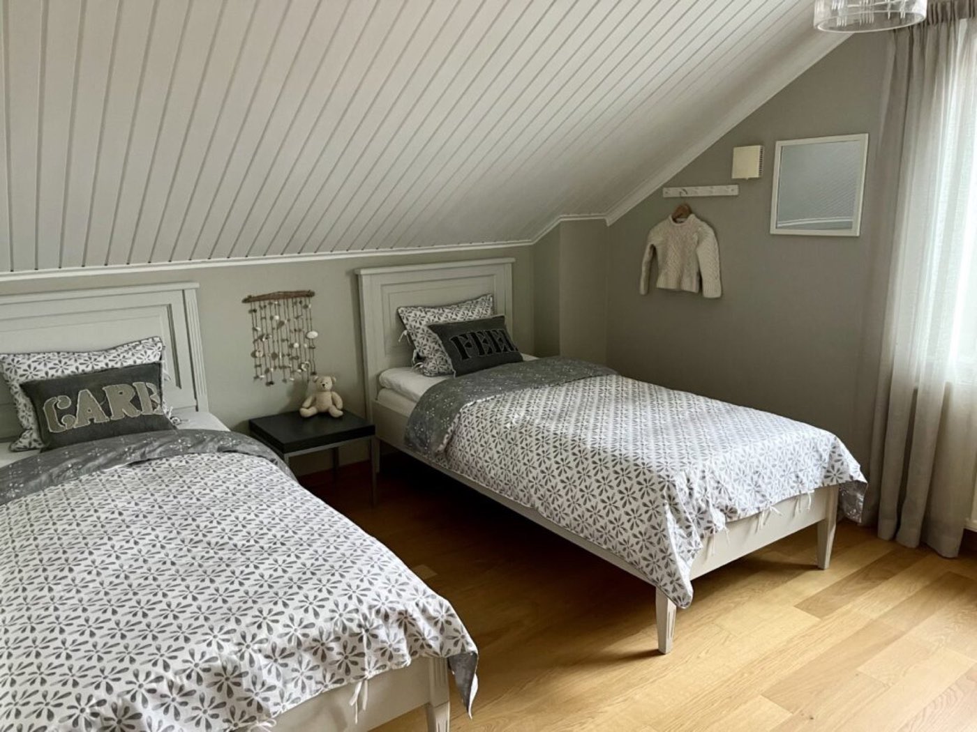 Ljust gästrum på Fotö med två bäddade sängar