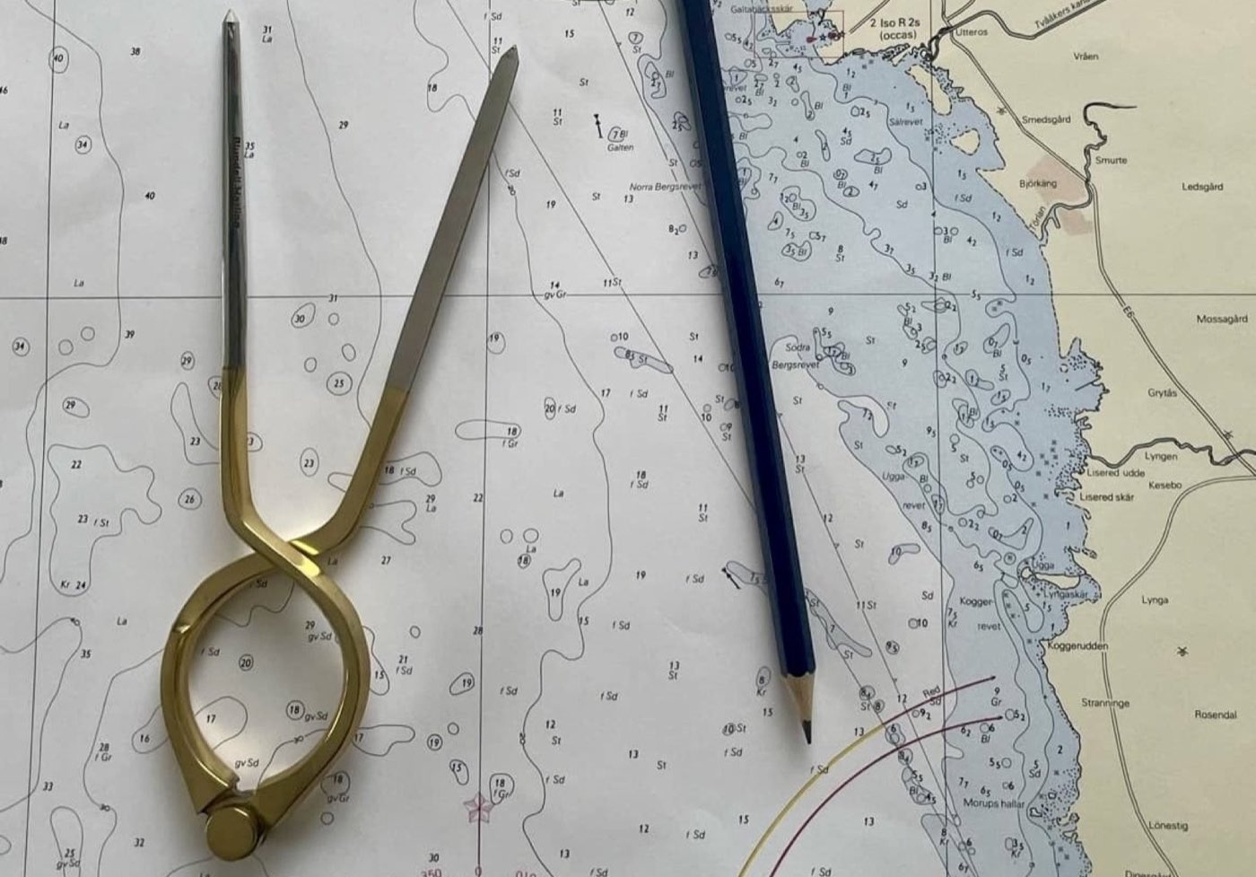 Sjökort, passare och navigationsverktyg